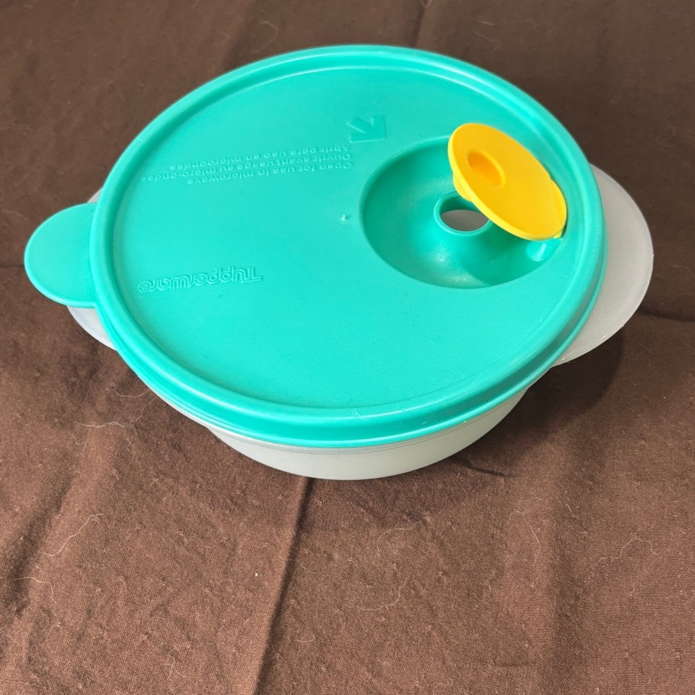 Tupperware NWOT Aqua and Yellow Storage Bowl
